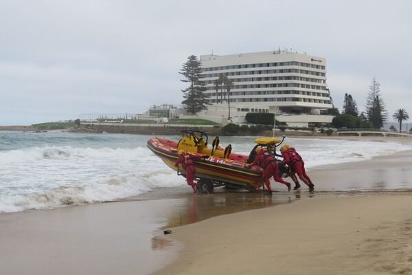 Capsized boat in Plett lands six in the water