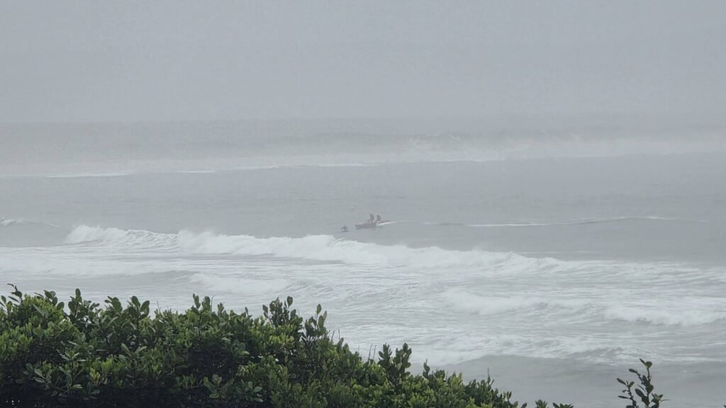 JBay Paddle Boarder in Difficulty Makes it to Shore