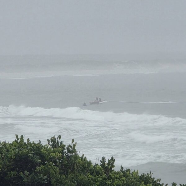 JBay Paddle Boarder in Difficulty Makes it to Shore