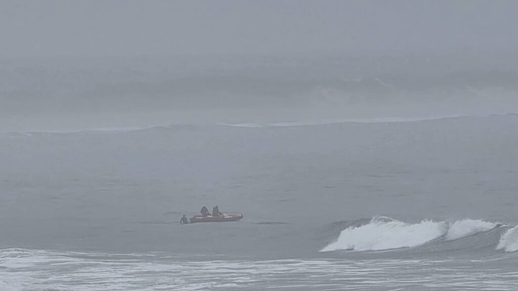 JBay Paddle Boarder in Difficulty Makes it to Shore1