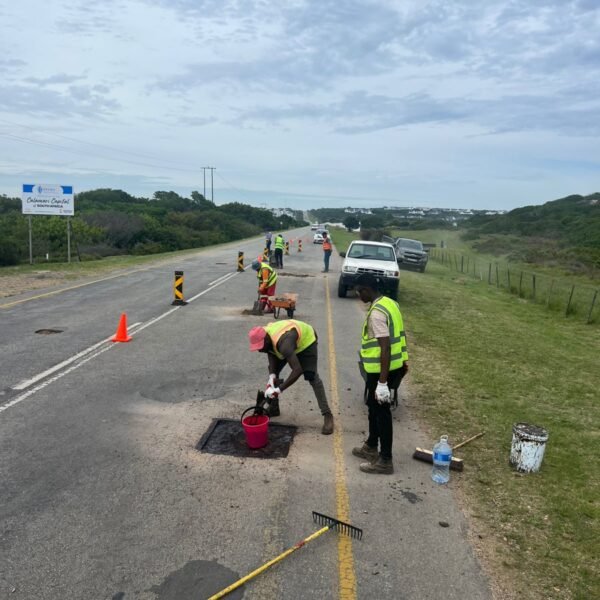 Three altruistic musketeers attack potholes