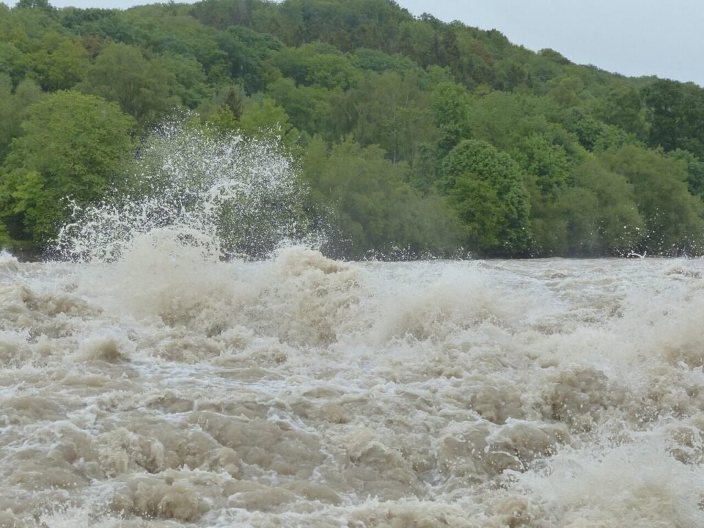 flood, waves, splash, swirl, dangerous, whirl, spray, danube, rainy weather, cloudy, rain, nature, wet, precipitation, flooding, water, water level, peak, flow, catastrophe, flood disaster, storm, force of nature, civil protection, flood of the century, climate change