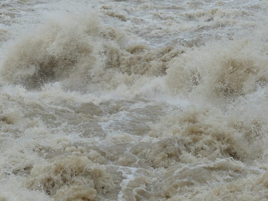 flood, waves, splash, swirl, dangerous, whirl, spray, danube, rainy weather, cloudy, rain, wet, precipitation, flooding, nature, water, water level, peak, flow, catastrophe, flood disaster, storm, force of nature, civil protection, flood of the century, climate change